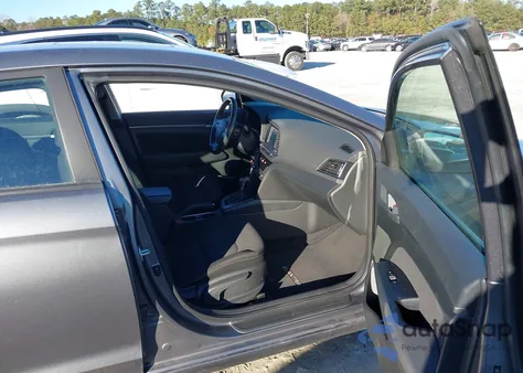 2018 Hyundai Elantra Value Edition z USA, uszkodzony, nr VIN 5NPD84LF9JH300335